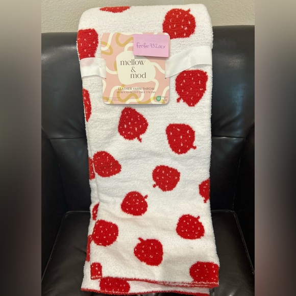 Strawberry Mellow and Mod Super Soft Knit Double Sided Throw Blanket 50x70 NWT - Picture 1 of 1